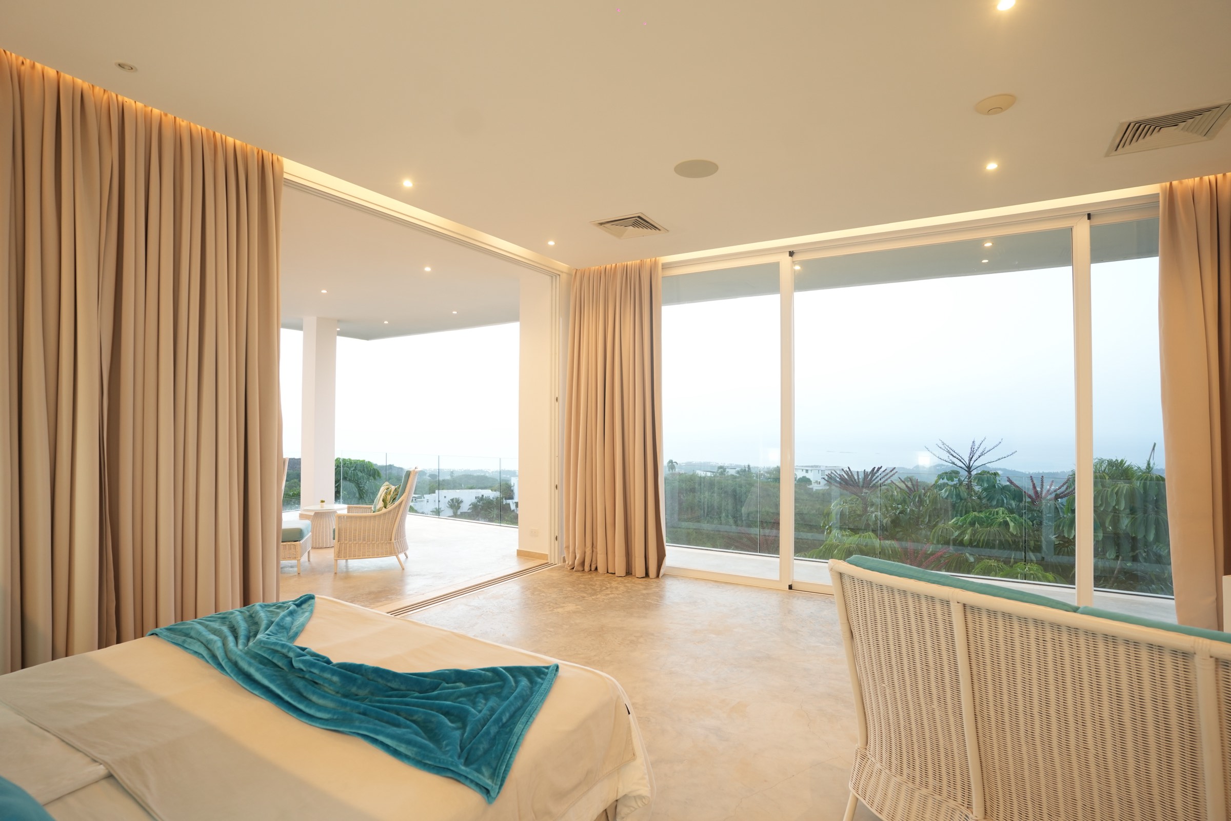 Suite con ventanales de piso a techo
